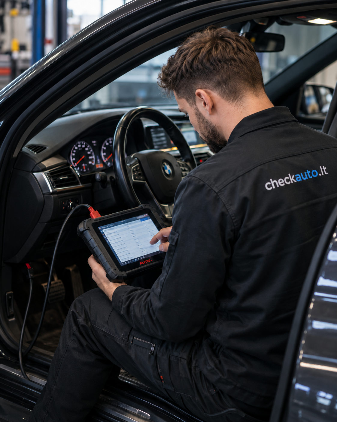 Specialistas atlieka automobilio elektronikos diagnostiką
